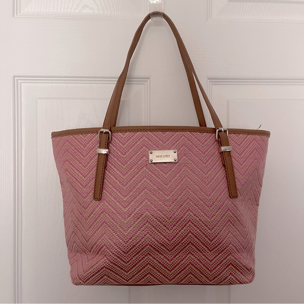 💓👜💓 Nine West Zip Top Chevron Tote!!